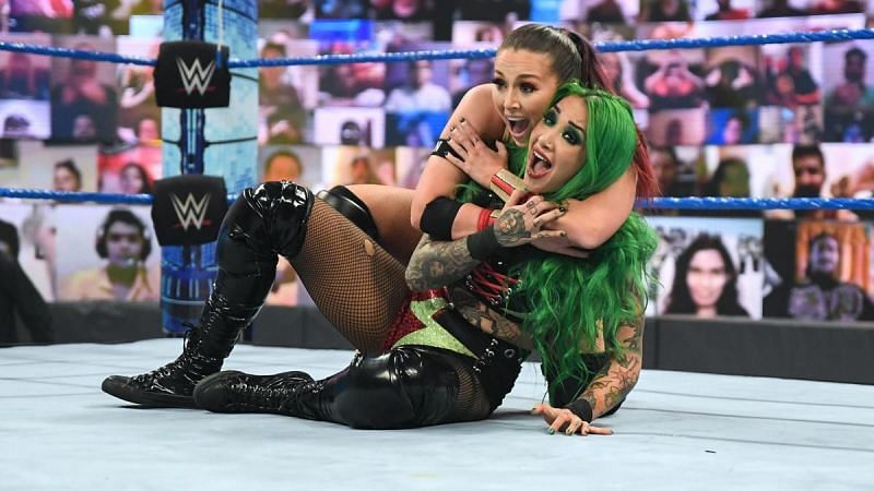 SmackDown में अपना डेब्यू मैच जीतने के बाद खुशी का इजहार करतीं शॉट्जी और नॉक्स